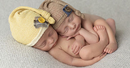 超可愛い！英カメラマンが撮った双子の眠り写真