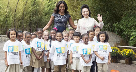 彭麗媛夫人は米国のミシェル・オバマ大統領夫人と共に米国家動物園のパンダ館を見学