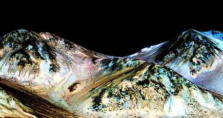 火星地表に水の流れ　クレーターに謎のしま模様を発見