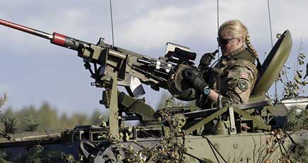 NATO合同演習　勇ましい女性狙撃手が登場