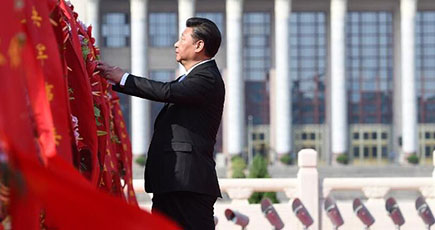 烈士記念日に人民英雄へ花かごを捧げる式典は北京で盛大に行われ
