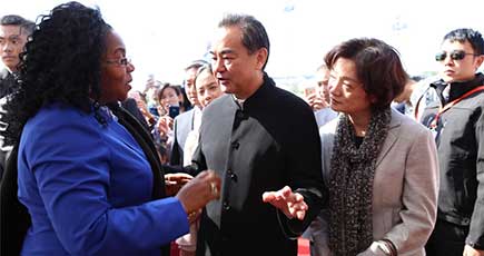 王毅外交部長夫人が慈善バザーを開催、約3700万円の収益金