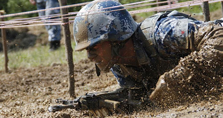 空挺団の過酷な訓練、兵士が泥沼を渡る
