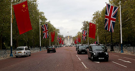 中英両国の国旗がロンドンの街頭に掲げてある
