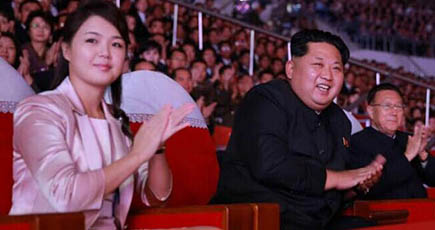 金正恩氏は夫人と共に楽団の出演を見て、朝鮮労働党の建党70周年を祝い