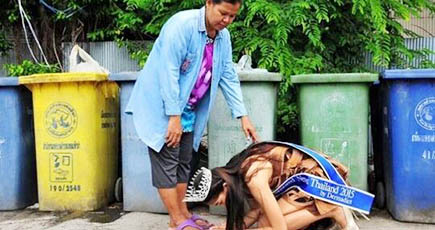 タイの母とゴミ漁りをした17歳の少女、ミス・コンテストで優勝　母に跪いて感謝