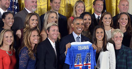 オバマ大統領、米国女子サッカー国家チームと会見