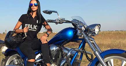 ウクライナのセクシー美人警官がネットで人気