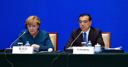 李克強総理はドイツのメルケル首相と共同で中独経済顧問委員会座談会に出席