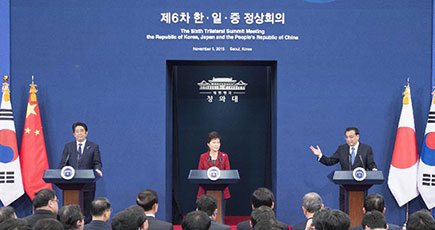 李克強総理は韓国の朴槿恵大統領、日本の安倍晋三首相と共同記者会見を開く