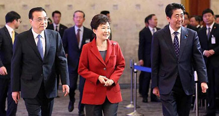 李克強総理、中日韓ビジネスサミットに出席し、挨拶する