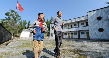 重慶市の山奥、2人だけの小学校