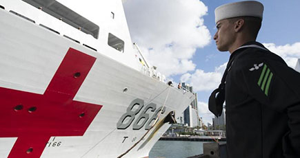 中国海軍病院船「平和の方舟」米サンディエゴ到着 5日間の友好訪問開始