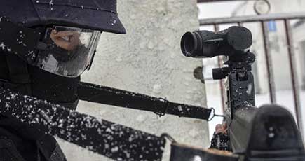 ウルムチ　雪の中で新型のアサルトライフル照準システムを試す