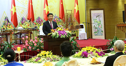 中国の習近平共産党中央委員会総書記・国家主席と彭麗媛夫人がベトナムのグエン・フー・チョン共産党中央執行委員会書記長とチュオン・タン・サン国家主席による共催の歓迎夕食会に出席
