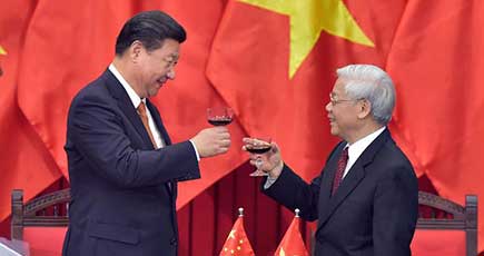 習近平総書記はベトナム共産党のグエン・フー・チョン書記長と共同で二国間協力文書の署名に立ち会った