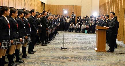 日本の安倍晋三首相は訪日中の中国高校生と会見