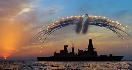 各国の主力戦艦、海面の反射光で神々しい