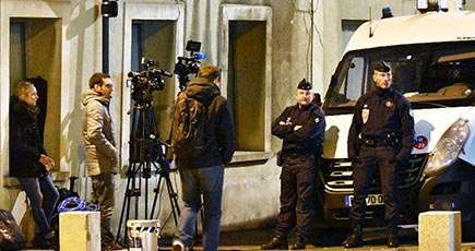 フランスでパリ連続襲撃事件の容疑者8人を逮捕