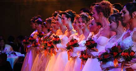 ロシアセレブがロンドンで舞踏会に出席　美を競い合う