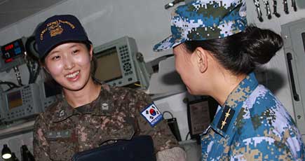 中韓海軍がアテン湾で合同演習　目立つ韓国の女性兵士
