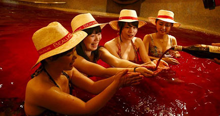 日本の温泉聖地、「赤ワイン風呂」が行われ
