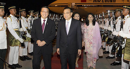 李克強総理がクアラルンプールに到着し、東アジア協力指導者のシリーズ会議に出席し、マレーシアを公式訪問