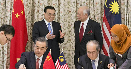 李克強総理がマレーシアのナジブ首相と共同で二国間協力文書の調印式に立ち会う