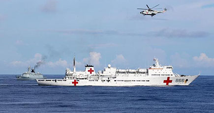 太平洋東部で国際人道主義海上医療救護・後送演習 中国海軍艦隊と病院船