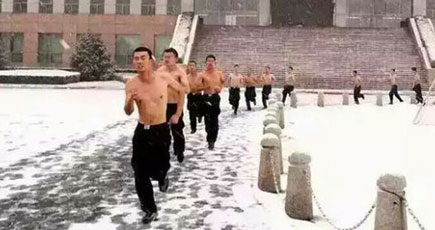 公安大学の学生が雪の中で訓練、女子学生もいる