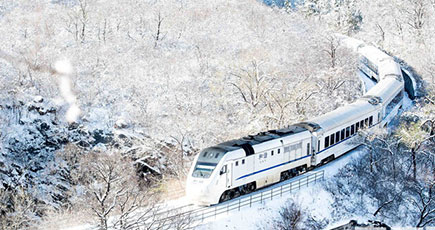 「雪国列車」（スノーピアサー）が万里長城沿線の関所を通過、絵の如く美しい