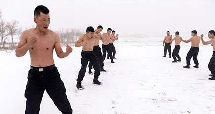 新疆：特殊作戦部隊の尖兵が肌脱ぎで冬季訓練