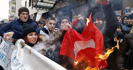 ロシアの国民、撃墜に抗議しトルコ国旗を焼く