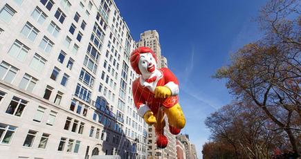 米ニューヨークで感謝祭パレードが開催され