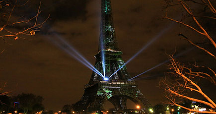 エッフェル塔が「緑の光線の森」に変身、パリ気候変動大会を迎える