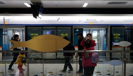 青島初の地下鉄が試験運転、「海」をモチーフした3Dトリップアート車両