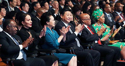 習近平主席夫婦が南アフリカ「中国年」閉幕式の演芸公演に出席