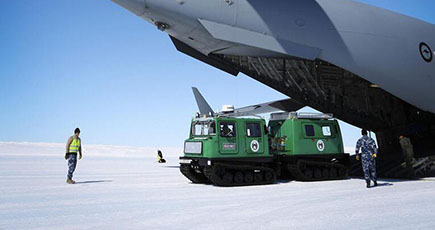 豪C-17A輸送機、貨物を積載し南極に初着陸