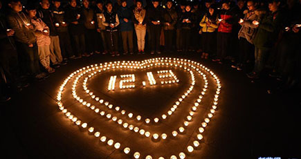 大学生はろうそくの光の祭りで南京大屠殺で犠牲した同胞を悼み