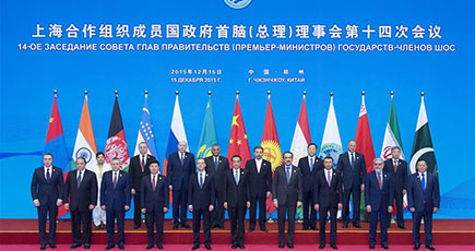 李克強総理はSCO加盟国政府首脳（首相）理事会第十四回会議の加盟国、オブザーバー国家の指導者、及び国際機構の責任者らと一緒に写真を撮影