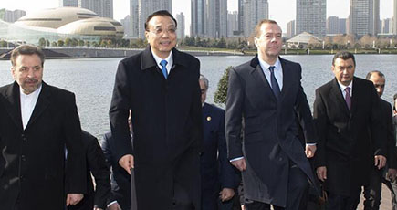 李克強総理、SCO加盟国政府首脳（首相）会議に出席する各国指導者と共に都市の建設を参観