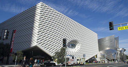 ロサンゼルス　「ベール」に包まれた現代アート美術館