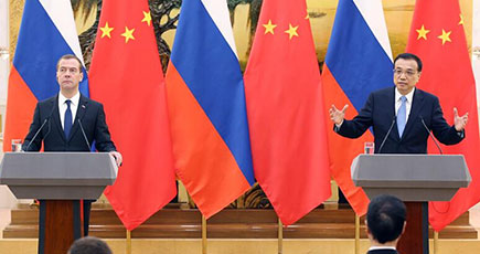 李克強総理、ロシアのメドベージェフ首相と共同記者会見を開き