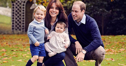 イギリス王室のクリスマス祝福　シャーロット王女の家族写真