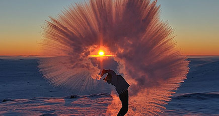 写真家が撮った氷の虹　零下35度でお湯をまく