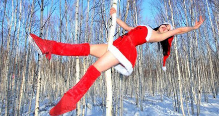 ポールダンス美女チーム、極寒の地でクリスマス野外ショー