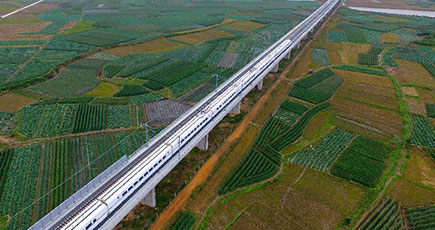 上海―昆明高速鉄道が来年末全線開通へ　雲南区間レール敷設始まる