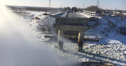 中国黒竜江省で大橋が崩れ、トラック2台が落下