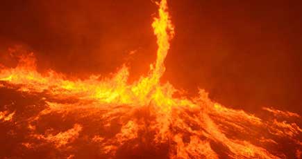 米カリフォルニアで森林火災　強風で「炎の竜巻」発生