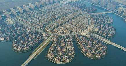 中国江蘇、農民の住宅団地がまるで水上都市のベニス